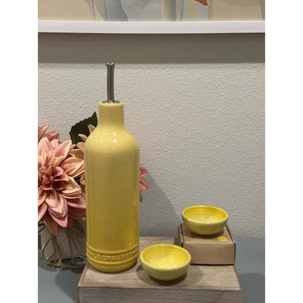 Le Creuset Signature Oil Cruet 600ml / 20oz ~ Camomille & 2 Soleil Pinch Bowls